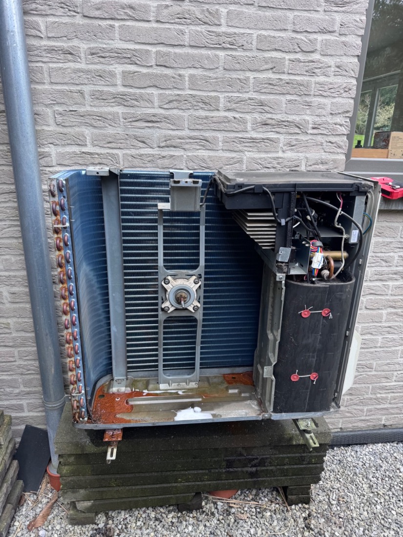 Nettoyage en cours de la pompe à chaleur Daikin