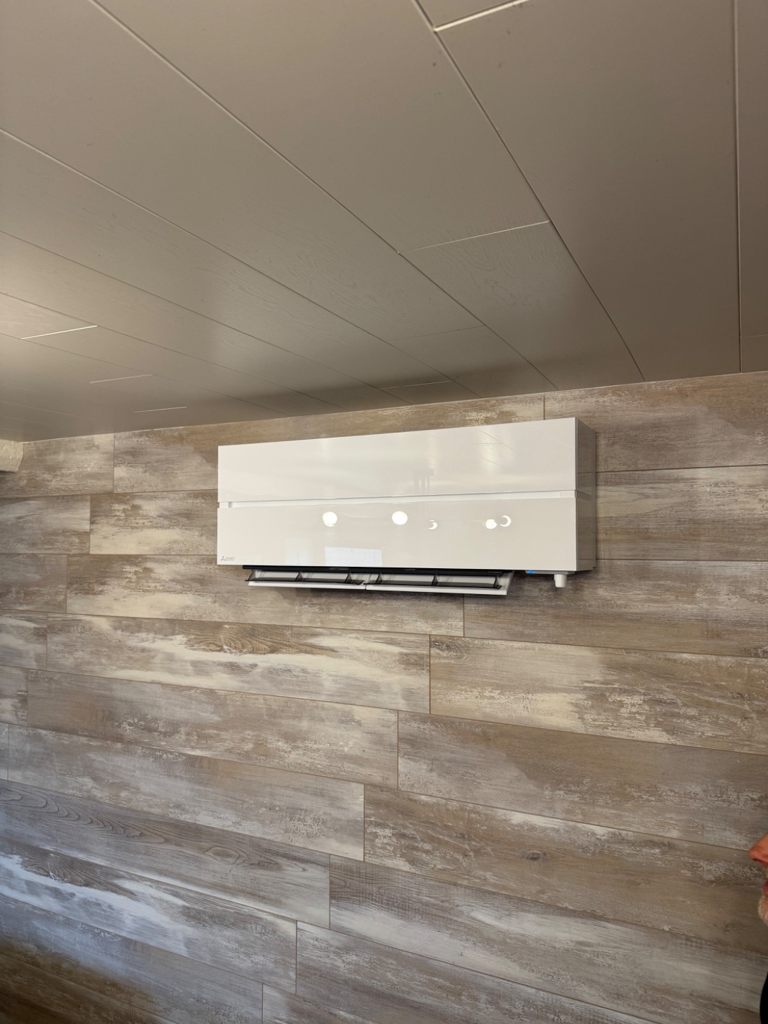 Climatisation murale en intérieur installée par TGS Group