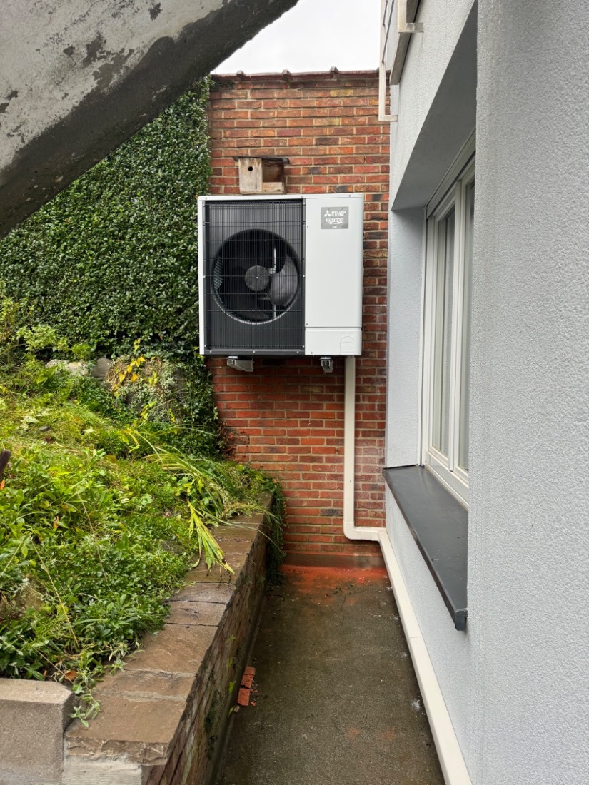 Pompe à chaleur air-eau Ecodan en façade — réalisation TGS Group